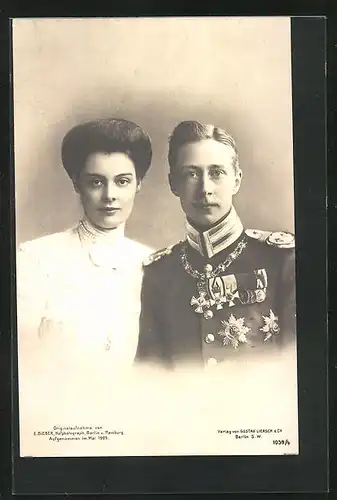 AK Kronprinz Wilhelm von Preussen in Uniform und Orden mit seiner Gemahlin