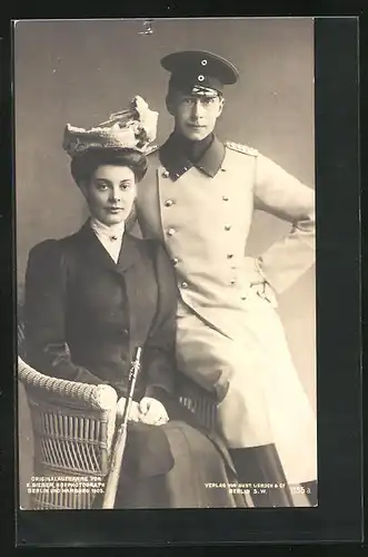 AK Kronprinz Wilhelm von Preussen mit seiner Frau bei einer entspannten Pose