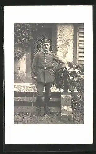 AK Uniformfoto, Soldat steht auf dem Treppe vor dem Wohnhaus