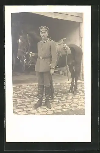 AK Uniformfoto, Soldat mit seinem Pferd gesehen