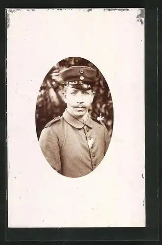 AK Uniformfoto, Soldatenportrait im Freien