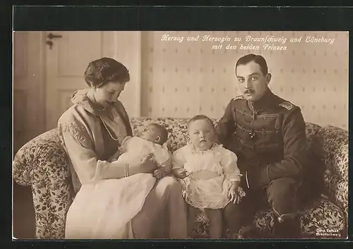 AK Herzog Ernst August von Braunschweig mit den beiden Prinzen