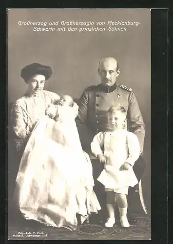 AK Grossherzog und Grossherzogin von Mecklenburg-Schwerin mit den prinzlichen Söhnen