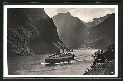 AK Norge, das Passagierschiff M.S. Monte Olivia in der Naerobucht