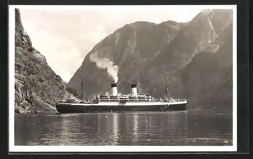 AK Passagierschiff M.S. Monte Olivia vor Anker in der Bucht