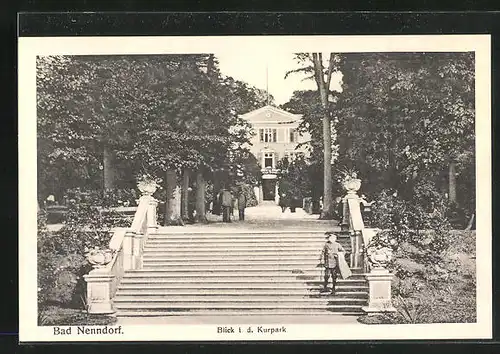 AK Bad Nenndorf, Blick i.d. Kurpark, Soldat auf der Treppe