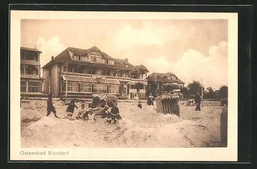 AK Niendorf /Ostsee, Spielende Kinder am Strand