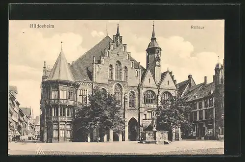 AK Hildesheim, auf dem Vorplatz des Rathauses