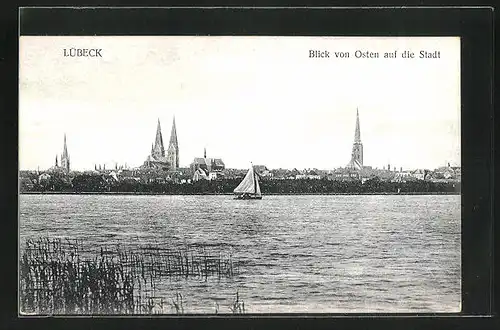 AK Lübeck, Blick von Osten auf die Stadt, Panoramaansicht vom Ufer aus