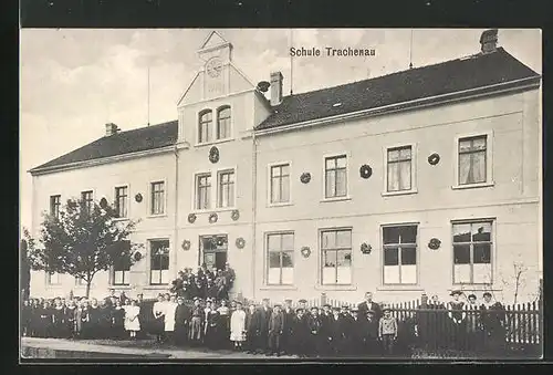 AK Trachenau, Kinder und Personal vor der Schule