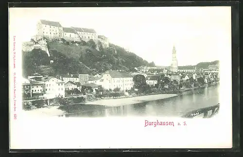 Relief-AK Burghausen a. S., Blick über den Fluss auf Stadt und Schloss