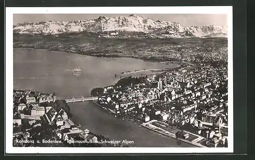 AK Konstanz a. Bodensee, Panorama mit Rheinausfluss und Schweizer Alpen