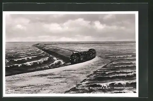 AK Westerland / Sylt, Hindenburgdamm mit Eisenbahn