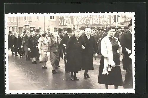 Foto-AK Gochsheim, Gäste einer Hochzeitsgesellschaft ziehen durch den Ort