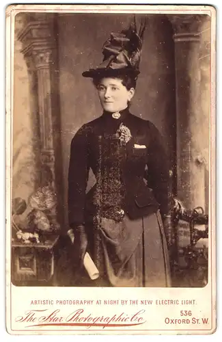 Fotografie Photographic Company, London-W, 536, Oxford Street, Portrait junge Dame in modischer Kleidung