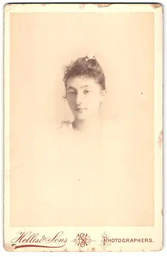 Fotografie Hellis & Sons, London-SW, 30, Clapham Road, Portrait junge Dame mit zeitgenössischer Frisur