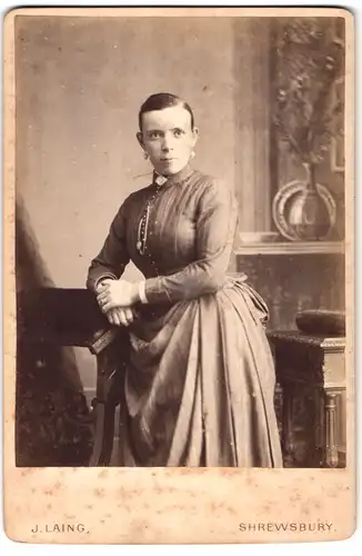 Fotografie J. Laing, Shrewsbury, Portrait junge Dame im modischen Kleid