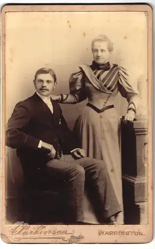 Fotografie Parkinson, Warrington, 45, Sankey Street, Portrait junges Paar in modischer Kleidung