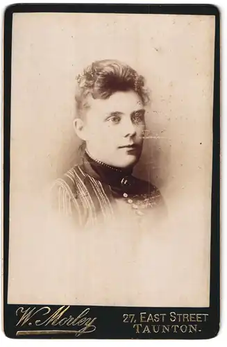 Fotografie W. Morley, Taunton, 27, East Street, Portrait junge Dame mit Kragenbrosche