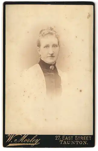 Fotografie W. Morley, Taunton, 27, East Street, Portrait bürgerliche Dame mit Kragenbrosche