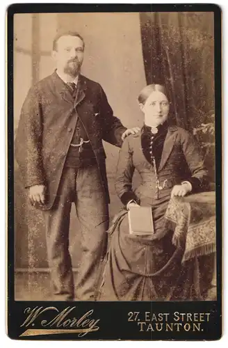 Fotografie W. Morley, Taunton, 27, East Street, Portrait bürgerliches Paar in modischer Kleidung