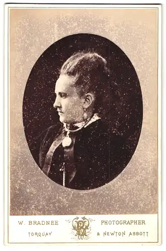 Fotografie W. Bradnee, Torquay, Brustportrait junge Dame mit Ohrringen & Amulett