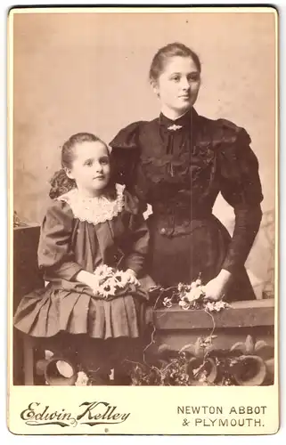 Fotografie Edwin Kelley, Plymouth, Portrait junge Dame und Mädchen in hübscher Kleidung mit Blumen