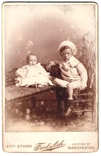 Fotografie Fred Ash, Blackpool, 91 B, Fishergate, Portrait kleiner Junge in hübscher Kleidung mit Kleinkind