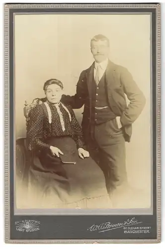 Fotografie W. A. Brown & Son, Manchester, 60, Oldham St., Portrait bürgerliches Paar in modischer Kleidung mit Buch