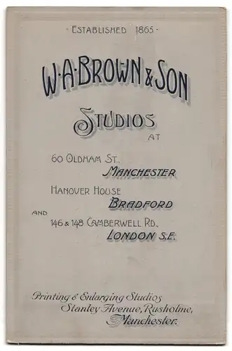 Fotografie W. A. Brown & Son, Manchester, 60, Oldham St., Portrait kleines Mädchen im hübschen Kleid