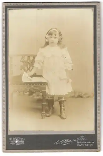 Fotografie W. A. Brown & Son, Manchester, 60, Oldham St., Portrait kleines Mädchen im hübschen Kleid