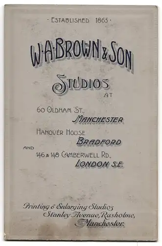 Fotografie W. A. Brown & Son, Manchester, 60, Oldham St., Portrait kleines Mädchen im hübschen Kleid