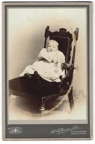 Fotografie W. A. Brown & Son, Manchester, 60, Oldham St., Portrait niedliches Kleinkind im hübschen Kleid