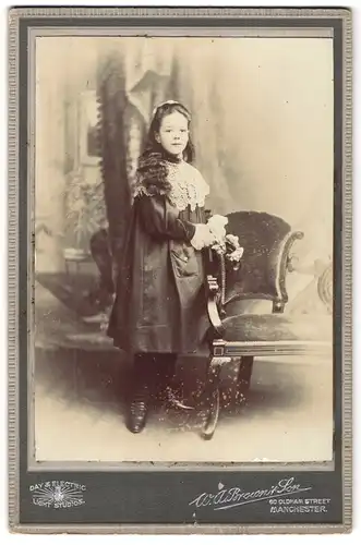 Fotografie W. A. Brown & Son, Manchester, 60, Oldham St., Portrait Mädchen im Kleid mit Spitzenkragen