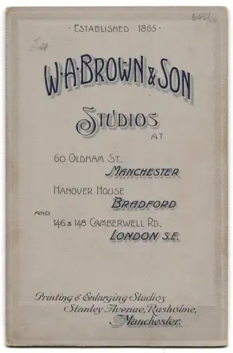 Fotografie W. A. Brown & Son, Manchester, 60, Oldham St., Portrait Mädchen im Kleid mit Spitzenkragen