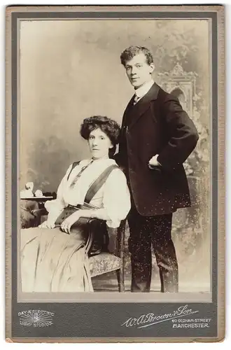 Fotografie W. A. Brown & Son, Manchester, 60, Oldham St., Portrait junges Paar in modischer Kleidung