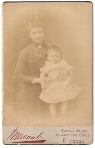 Fotografie Macnab, Glasgow, 92, West Nile Street, Portrait bürgerliche Dame mit Kleinkind im Arm