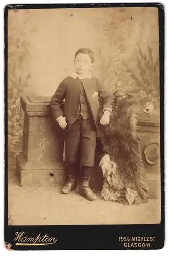 Fotografie Hampton, Glasgow, 195 1 /2 Argyle St., Portrait kleiner Junge in modischer Kleidung