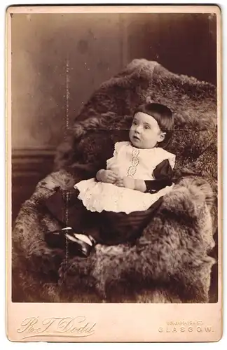 Fotografie R. T. Dodd, Glasgow, 65, Jamaica St., Portrait kleines Mädchen im hübschen Kleid