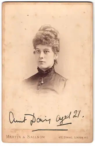 Fotografie Martin & Sallnow, London-WC, 416, Strand, Portrait junge Dame mit Hochsteckfrisur