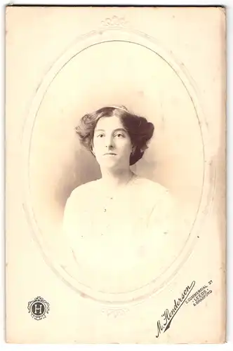 Fotografie M. Henderson, Leeds, 2, Commercial St., Portrait junde Dame mit moderner Frisur