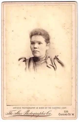 Fotografie Photographic Company, London-W, 536, Oxford Street, Portrait junge Dame mit zurückgebundenem Haar