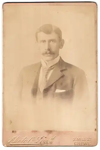 Fotografie Photo Co. Limd, Crewe, 2, Mill St., Portrait eleganter Herr mit Oberlippenbart