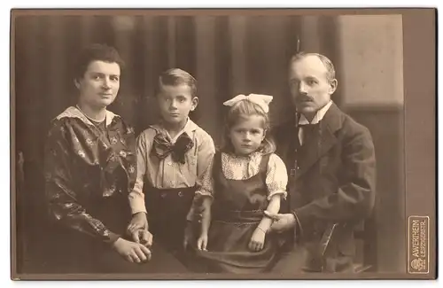 Fotografie A. Wertheim, Berlin, Leipzigerstrasse, Portrait bürgerliches Paar mit einem Sohn und einer Tochter