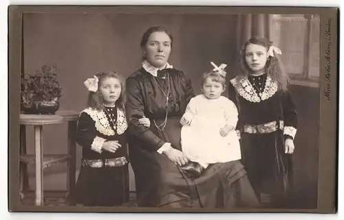 Fotografie Max Pache, Achern i. Baden, Portrait bürgerliche Dame mit zwei Töchtern und einem Kleinkind