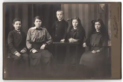 Fotografie Hugo Weissgärber, Kirchheimbolanden, Portrait drei junge Mädchen und zwei Jungen in hübscher Kleidung