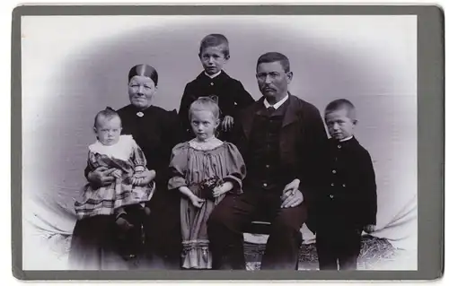 Fotografie L. Uhle, Siebleben-Gotha, Portrait bürgerliches Paar mit drei Kindern und Kleinkind