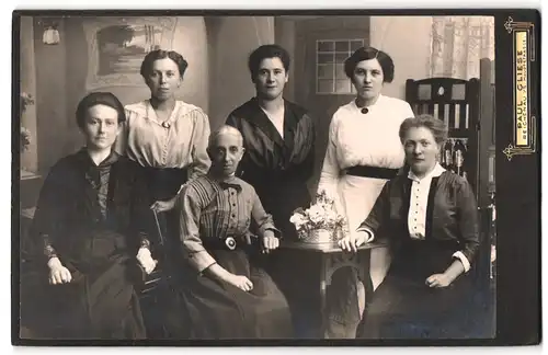 Fotografie Paul Gliese, Reichenau i /S., Hauptstrasse, Portrait sechs bürgerliche Damen in modischer Kleidung am Tisch