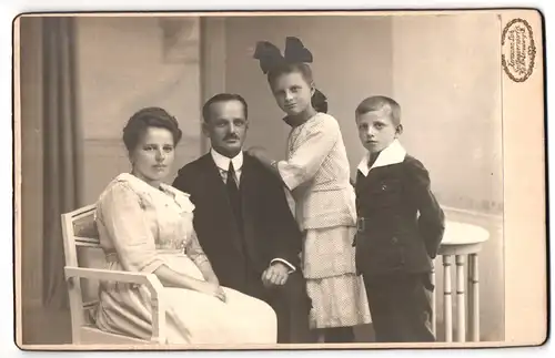 Fotografie Hermann Luh, Seifhennersdorf i /S., Portrait bürgerliches Paar mit einer Tochter und einem Sohn