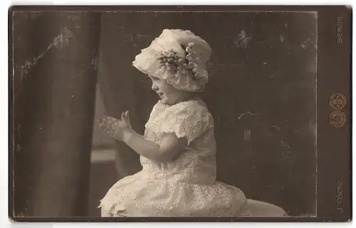 Fotografie J. Fuchs, Berlin-N, Friedrichstrasse 108, Portrait kleines Mädchen im weissen Kleid mit Hut